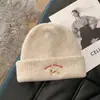 Fábrica de Gorros de Lana Acrílica Venta Directa Gorro de Punto para Mujer de Gran Circunferencia de Cabeza en Stock Venta al por Mayor Cálido Gorro con Logo Bordado Personalizado