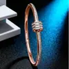 Pulsera de acero inoxidable de comercio exterior transfronteriza con incrustaciones completas de diamantes para mujer, estilo europeo y americano, pulsera de acero de titanio impermeable y que no pierde el color, disponible para venta al por mayor