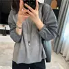 ¡Diseñador coreano! Sudadera de cuello redondo con patchwork de rayas en las mangas, colección otoño 2026, textura de lana sintética, jersey de imitación de dos piezas