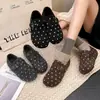 Zapatos versátiles estilo Birkenstock con hebilla de lunares retro sobre el dedo del pie, nueva colección otoño 2026, zapatos planos casuales de punta baja para mujer