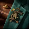 Broche Creativo de Dibujos Animados Retro de Dragón Volador para Hombre Accesorios para Chaqueta de Traje Ramillete Pin de Ropa Zodiacal Dragón de Gama Alta
