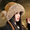 2026 Novo Chapéu Lei Feng Feminino Inverno Versátil Proteção Auricular Touca Lã de Cordeiro Espessada Chapéu Pescador Pelúcia Pulôver