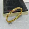 Pulsera Trébol de Cuatro Hojas con Borde de Perlas V Oro Calidoscopio Versión Estrecha y Ancha Van Cleef Incrustada de Diamantes Precisión CNC Oro Grueso Pulsera de Versión Ancha para Mujer