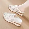 Zapatillas con agujeros para aumentar la altura personas bajas para mujer ropa de exterior 2026 verano nuevo transpirables casual slip-on de punta cerrada zapatillas de moda
