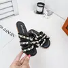 Pantuflas Planas para Niñas 2026 Verano Nuevas Sandalias de Tira Única con Perlas Antideslizantes Versátiles Pantuflas Casuales Pantuflas de Exterior