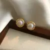 Pendientes de perlas de metal redondas estilo retro francés para mujer, diseño con personalidad de nicho, sencillos y elegantes, combinables con todo.