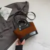 Bolso cubeta de estilo coreano, nicho, retro, bloques de color patchwork, un bolso de mano moderno y versátil que se puede llevar en la mano, como bolso de hombro o cruzado.; una bolsa pequeña tipo cesta
