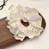 Zhao Lusi mismo estilo atmósfera limpia retro encaje bordado pesado francés anillo para el pelo beige anillo para salchicha flor hueca para la cabeza