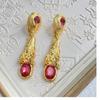 Pendientes largos vintage "El Cetro de la Reina" con gemas doradas lisas y baño de oro auténtico, línea flotante en plata 925.