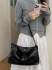 Bolso bandolera retro de piel suave transfronterizo nuevo para mujer, con un estilo relajado, cierre de solapa y gran capacidad, adecuado para ir al trabajo y como bolso de mano