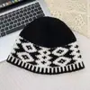 Gorro de lana tejido popular de otoño e invierno con bloques de color retro y patrón de diamantes para mujer, sombrero pequeño versátil a prueba de viento y cálido estilo coreano para hombre