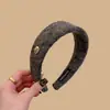 Faixa de Cabeça de Lã com Letras de Outono e Inverno de Aba Larga para Mulheres, Estilo de Ano Novo, High-End, Elegante, Fashionável, Acessório de Cabelo para Lavar o Rosto
