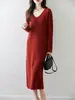 Vestido de Tricô 2025 Novo Outono e Inverno Gola V Cor Lisa Feminino Solto e Versátil Pulôver Elegante Simples Saia de Base