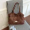 Bolso tote grande casual y relajado de estilo coreano para mujer, nuevo bolso de mano con estampado de leopardo, bolso de hombro y axila para el trabajo, moderno