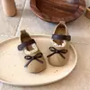 Sapatos Pequenos de Couro com Renda Estilo Coreano para Meninas 2026 Primavera/Outono Novos Sola Macia Estilo Floresta de Veludo Sapatos de Princesa para Crianças