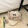 Bolsa Simples Nova Estilo Primavera 2026 para Mulheres, Moda de Alto Padrão, Versátil Casual Alça Transversal Fivela de Couro Bolsa Quadrada Pequena