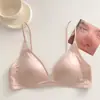 Mismo estilo que en DouyinLencería sin costuras, suave y ligera con un lujoso diseño de malla, con una copa triangular que brinda soporte y realza el busto para senos pequeños, perfecta para mujeres jóvenes