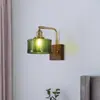 Lámpara de pared para mesita de noche estilo mid-century, adecuada para dormitorios, salas de estar y paredes de acento; Diseño de lujo ligero, estilo francés; madera de nogal, latón y vidrio; ideal para recibidores y pasillos