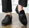 Mocassins de couro bordô esculpidos de fábrica, sapatos casuais masculinos de couro formais para negócios, sapatos estilo britânico para banquete e casamento