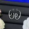 Pendientes de Botón con Letras de Diseñador de Alta Gama Réplica Europeos y Americanos Transfronterizos 2025 para Mujer, Pendientes de Trébol de Cuatro Hojas en Forma de Diamante al por Mayor