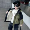 Roupas de Inverno para Meninos Jaqueta com Pelúcia Estilo Coreano Parka Espessa Tendência Legal com Capuz Para Crianças Pequenas e Médias Peça de Cima Estilosa Roupa Externa Comércio Exterior