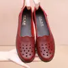 Sandálias de Mãe Verão Respirável Moda Sapatos de Couro Oco Sola Macia Antiderrapante Sapatos Baixos de Meia Idade Sapatos Femininos Sapatos de Furo Idosos