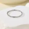 Anillo delgado corrugado de agua moda femenina personalidad nicho diseño red social titanio acero tonle anillo fabricantes al por mayor