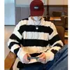 Suéter suave a rayas de cuello redondo moderno de corte holgado para hombre, estilo casual relajado regular de otoño, ropa casual de manga larga para invierno