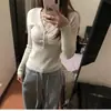 Tejido de hilo de núcleo, camiseta base de punto de manga larga con cuello en V y encaje de color albaricoque, corte ajustado, top impresionante para otoño e invierno 2026