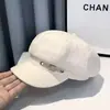 Boina marrón para mujer, nuevo modelo otoño/invierno 2026, cuero retro versátil, adelgazante, estilo británico gorra de plato octagonal