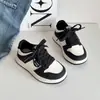 Tênis Brancos Infantis 2026 Outono Novo Estilo Tênis de Skate para Meninos Sapatos Casuais para Crianças de Meia-idade e Grandes Sapatos para Meninas Sola Macia Tênis Esportivos