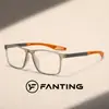 Óculos retangulares planos estilo esportivo para mulheres e homens, disponíveis em preto, vermelho, preto-cinza, cinza e laranja, com ranhuras verticais e hastes vazadas, modernos e adequados para o uso diário, com lentes transparentes