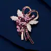 Exquisito y versátil broche floral azul, un accesorio de alta gama que irradia elegancia y sofisticación, perfecto para añadir un toque de lujo a cualquier atuendo.