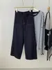 Elegantes jeans de tiro alto de pierna recta para mujer, color denim retro, largo cropped, colección otoño 2026, pantalones de pierna ancha adelgazantes