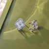Moda Vintage Brati Aretes de Fritillaria Blanca Natural Hierba de Cuatro Hojas Hebilla de Oreja de Cruz para Mujer Accesorios Estilo Buchia
