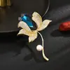 Elegante Broche de Tulipa Desabrochando Intelectual com Pérola Adornada Cristal Super Brilhante Exquisito Elegante Corsage para Mulheres