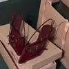 2024 Novo Estilo Toe Couro Envernizado Fivela Tira Salto Gato Sandálias Feminino Sexy Preto Seda Pontiagudo Salto Agulha Salto Alto