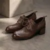 Sapatos femininos de couro macio de bezerro de primeira camada, brogue esculpido, salto médio, corte baixo, com cadarço, salto alto