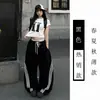Calça Jogger Americana Plus Size 150kg com Três Listras Wide Leg para Mulheres, Fina para Primavera e Verão, Cintura Alta Solta Emagrecedora Casual