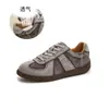 Zapatos de entrenamiento vintage alemanes de cuero de vaca de capa superior para mujer, nuevos zapatos deportivos planos para exteriores de otoño 2026, zapatos versátiles casuales Forrest Gump