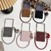 Funda para Teléfono Samsung Zflip7 Aplicable Transfronteriza con Estampado de Leopardo, Hebilla Lateral con Borde Plateado, Correa de Mano, Zflip6/ Funda Protectora Plegable al 50% de Descuento