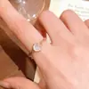 Anillo de Diamante Falso de Moissanita de 1 Quilate Nuevo para Mujer Xiaohongshu Diseño de Moda de Gama Alta Estilo Minimalista Anillo para el Dedo Venta al por Mayor Dropshipping
