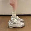 Tênis plataforma estilo balé prateados para mulheres, nova coleção outono 2026, com cabedal em mesh, estilo esportivo casual e design de tênis de treino alemão