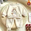 Coleção nova de 2026: roupa doce e estilosa de outono/inverno para meninas, apresentando uma blusa de moletom com forro de fleece e um conjunto de duas peças moderno para um look casual