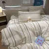 Conjunto de cama de quatro peças estilo japonês transfronteiriço novo simples listrado de alta qualidade em gaze plissada, suprimentos para quarto, conjunto de três peças para dormitório