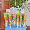 Paletas y Caramelos Duros en Varias Formas de Frutas para que los Niños Compartan Dulces y Den a sus Amigos Regalos Navideños. Puestos en la Puerta de la Escuela