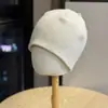 Nuevo Gorro de Punto Otoño e Invierno para Mujer, Estilo Coreano, Versátil, Gorro Cálido para Protección de Orejas, Gorro Pequeño de Lana que Muestra la Cara para Hombre, Color Puro, Alta Calidad