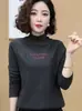 Nueva Camiseta Básica de Cuello Medio Alto para Otoño e Invierno, Top Bordado Tendencia en Tiktok, Corte Ajustado, Adecuado para Usar en Capas o Solo, Moderno y Versátil