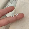 Pendientes de Lazo Súper Brillantes Completamente Incrustados de Diamante, Lujo Ligero de Nicho, Estilo Simple y Único, Pendientes Versátiles con un Toque Dulce y de Alta Gama