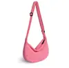 La nueva bolsa con forma de media luna de Amazon para mujer: una bolsa de hombro de gran capacidad para el día a día, casual y versátil, con correas ajustables para llevar cruzada.